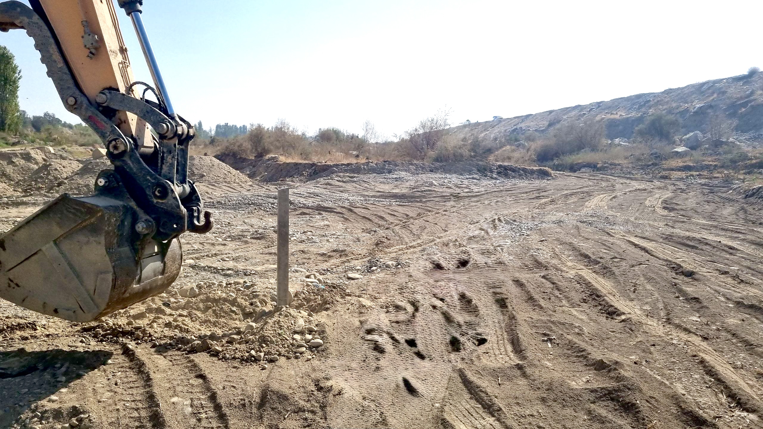 Jabrlangan ustun beton qoziqlar qayta o‘rnatilib, bannerlar yangilandi