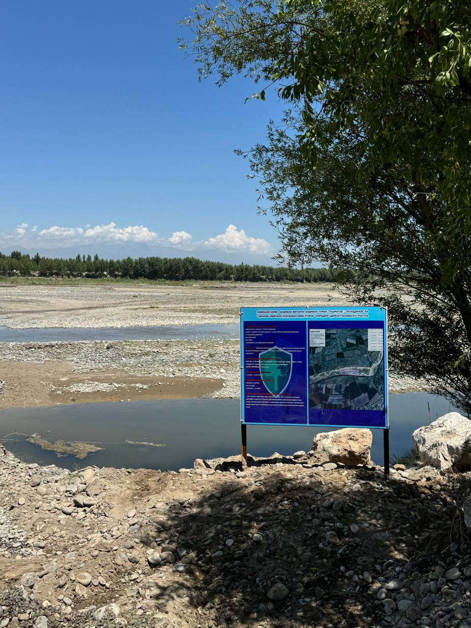 Andijonda sel suv oqibatida yuvilib ketgan ustun beton qoziqlar qayta o‘rnatildi